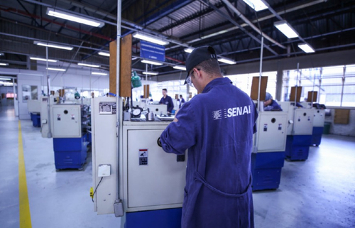 Senai oferece cursos gratuitos de capacitação profissional, incluindo sobre Indústria 4.0 - Imagem: Reprodução/Senai