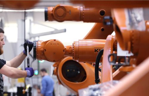 Manutenção preventiva pode dobrar vida útil de robôs nas indústrias - Imagem: Kuka Roboter do Brasil/ Divulgação