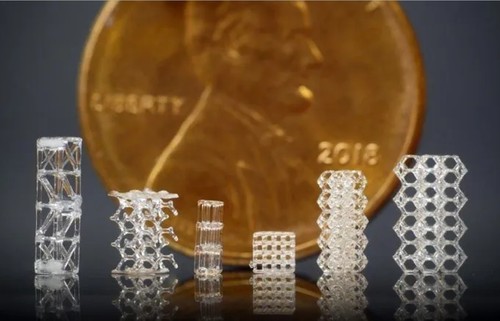 Tecnologia inovadora de impressão 3D cria microestruturas de vidro com raios de luz - Imagem: Joseph Toombs/UC Berkeley