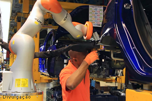 Ford Europa testa robôs colaborativos preparando-se para a 4ª Revolução Industrial 