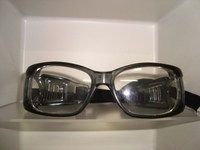 Colocação de grau em óculos de segurança